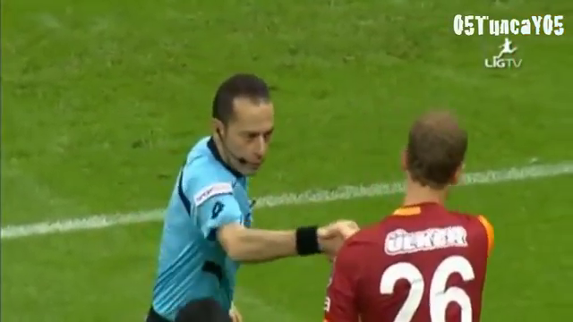 Video: Trọng tài Cuneyt Cakir cám ơn cầu thủ Galatasaray vì fairplay